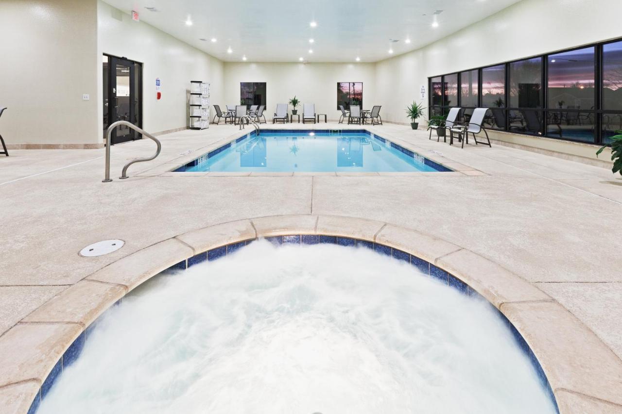 Holiday Inn Express & Suites Brownfield Exteriér fotografie